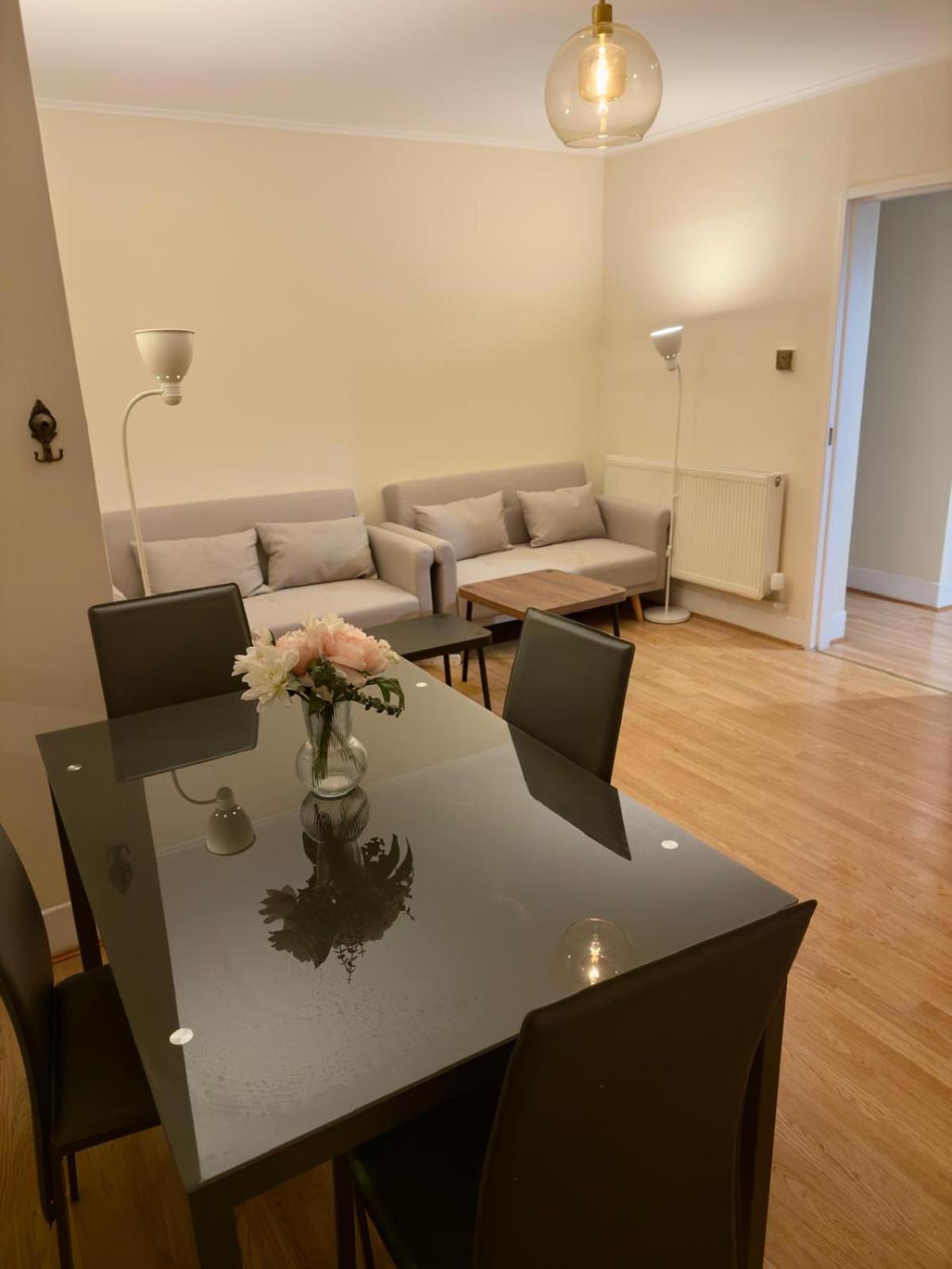 Comfortable Two Bed Flat Near Richmond Park Londra