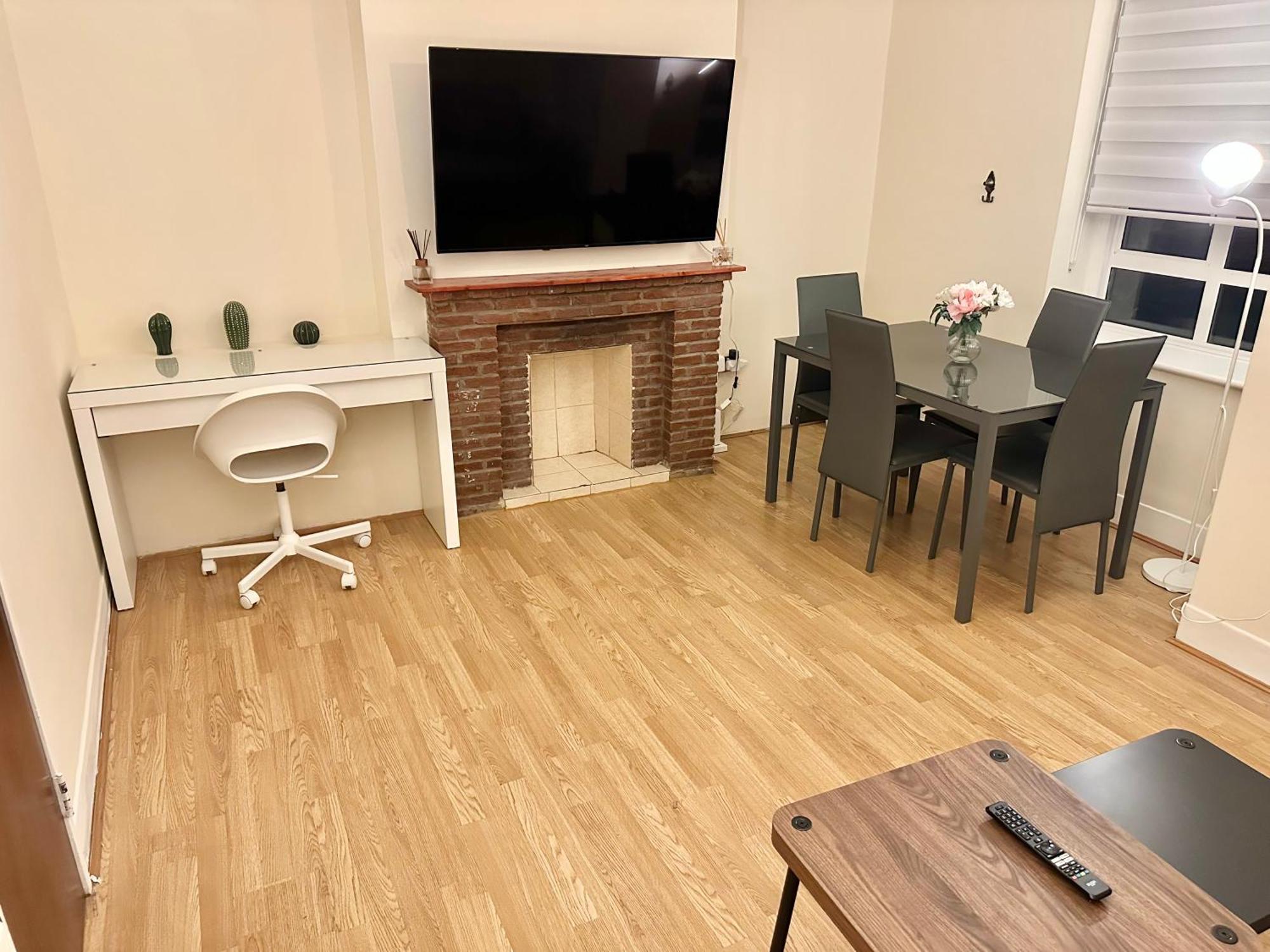 Comfortable Two Bed Flat Near Richmond Park * Londra