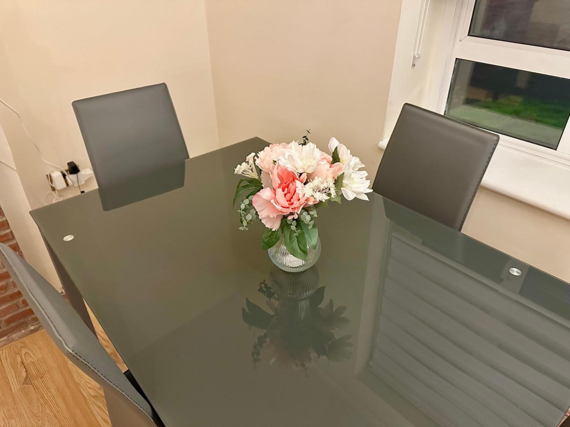 Comfortable Two Bed Flat Near Richmond Park Londra